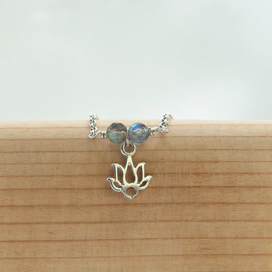 Zilveren armband voor vrouwen met Lotus bedel en aan weerskanten een prachtige Labradoriet kraal.