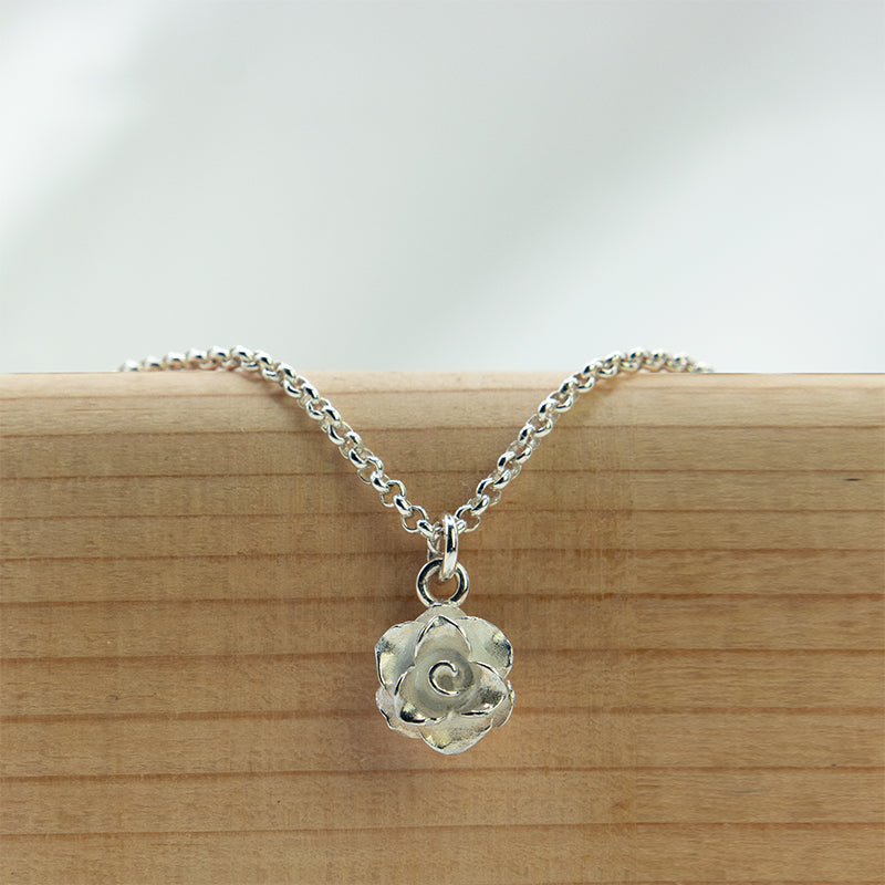 Zilveren armband met massiefzilveren roosje voor vrouwen. 