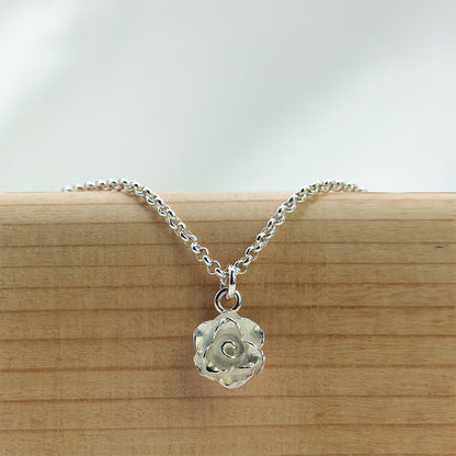 Zilveren armband met roosje bedel | handgemaakt cadeau voor vrouw of meisje | MoM with Jewels