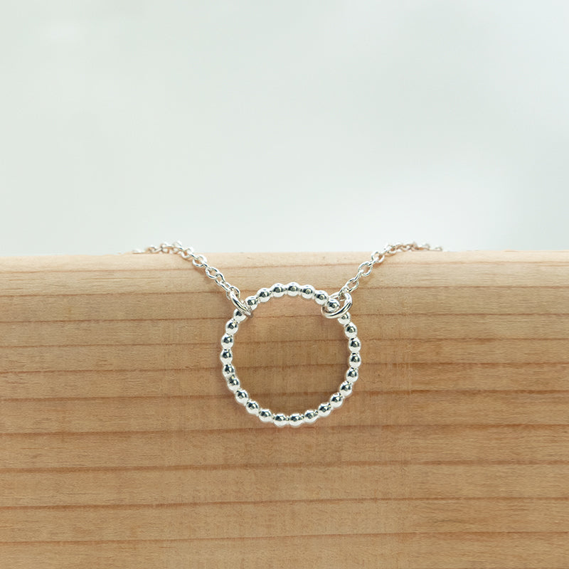 Zilveren Armbandje voor  vrouwen met leuk cirkeltje met bolletjes detail in het midden.