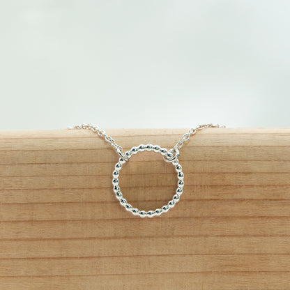 Zilveren Armbandje voor  vrouwen met leuk cirkeltje met bolletjes detail in het midden.