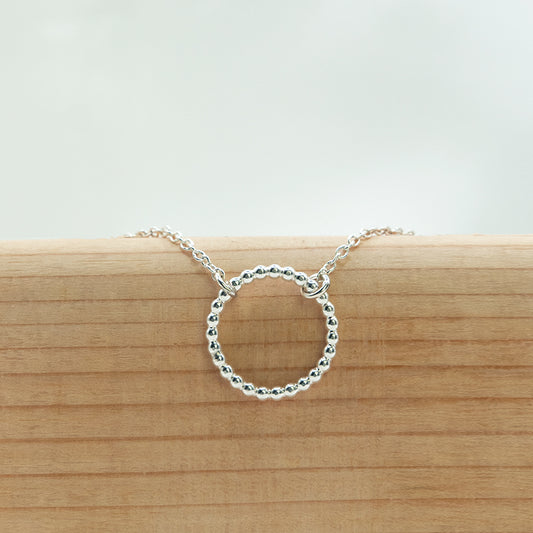 Zilveren Armbandje voor  vrouwen met leuk cirkeltje met bolletjes detail in het midden.