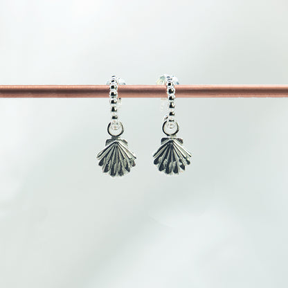 Zilvere sint jabobsschelp hangers aan bolletjes creool oorbellen