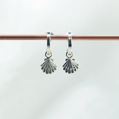 Zilver sint jacobsschelp bedel aan gladde creolen