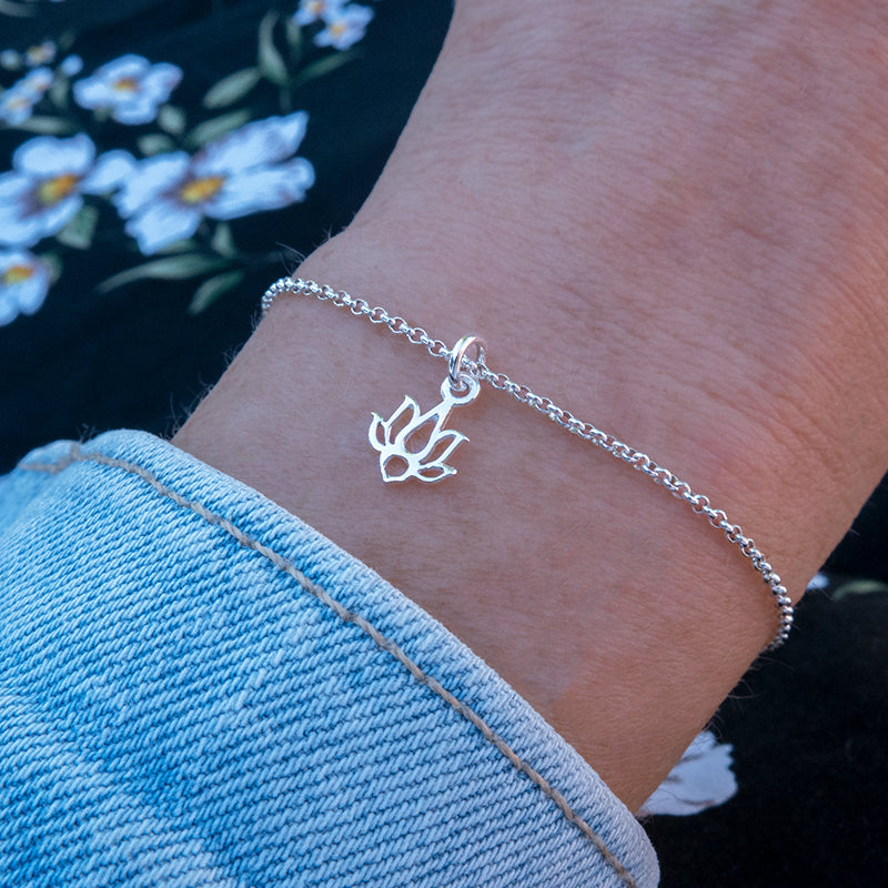 Zilveren armband met lotus bedel.