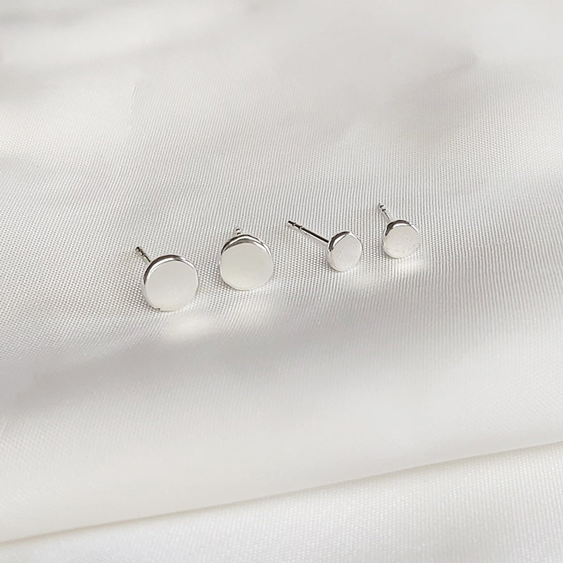 Zilveren oorstekers van gerecycled zilver. Minimalistisch design en makkelijk te combineren. Handgemaakt door MoM with Jewels.