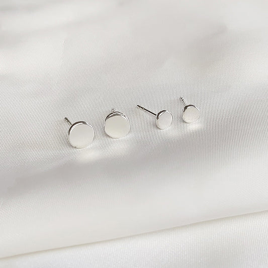 Zilveren oorstekers van gerecycled zilver. Minimalistisch design en makkelijk te combineren. Handgemaakt door MoM with Jewels.