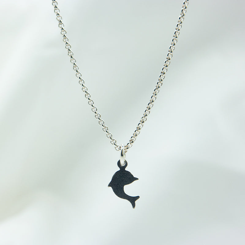 Zilveren ketting met dolfijn bedel voor kinderen.