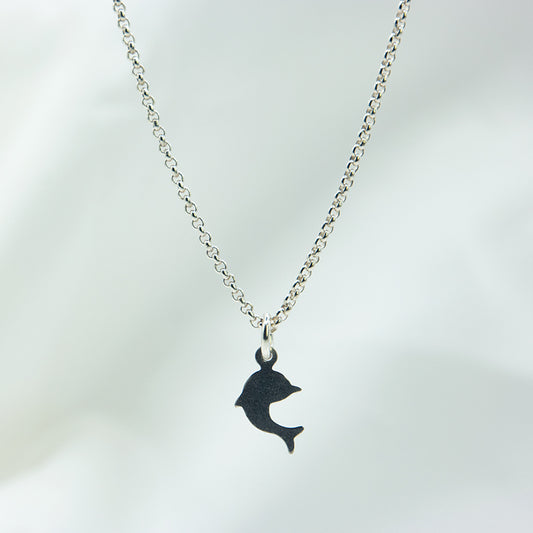 Zilveren ketting met dolfijn bedel voor kinderen.