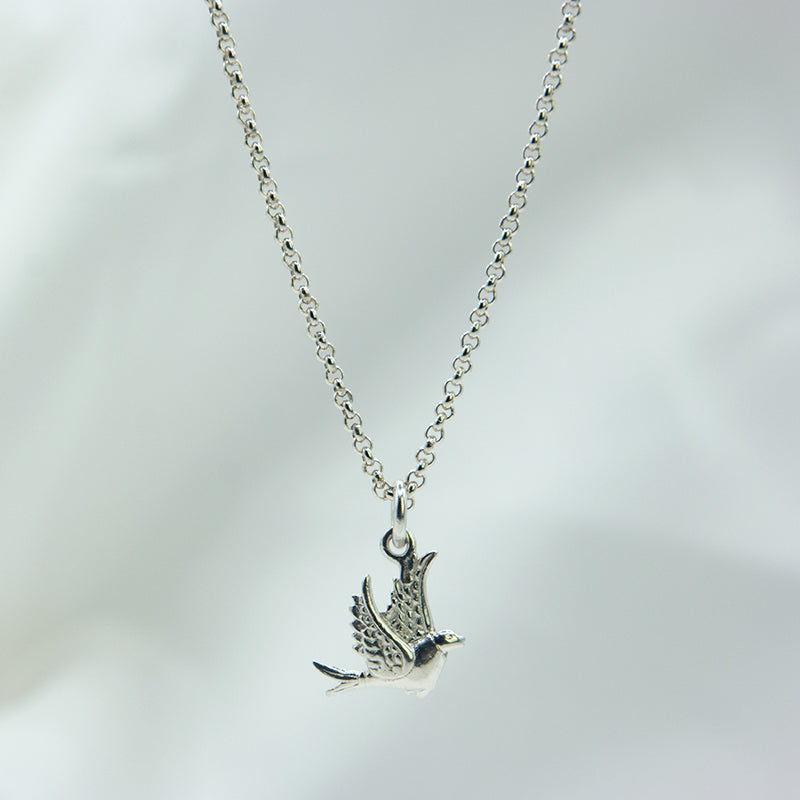 Zilveren ketting met duif bedel voor kinderen.