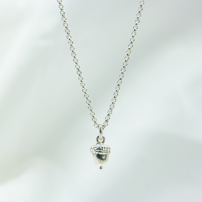 Zilveren ketting met eikeltjes bedel voor kinderen.