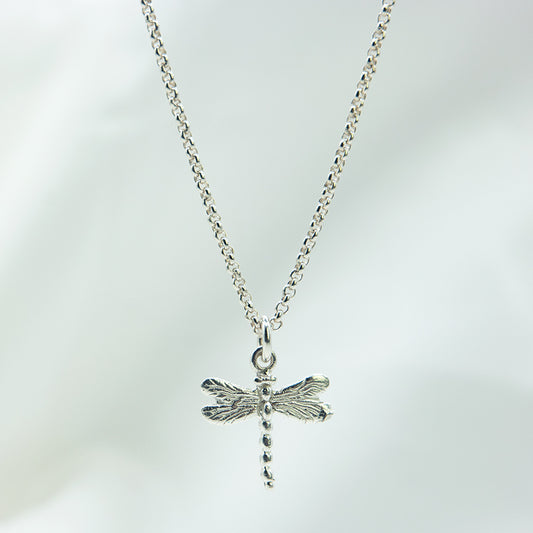 Zilveren ketting met libelle hanger voor kinderen.
