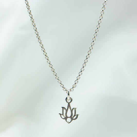 Zilveren ketting met Lotus hanger voor kinderen.