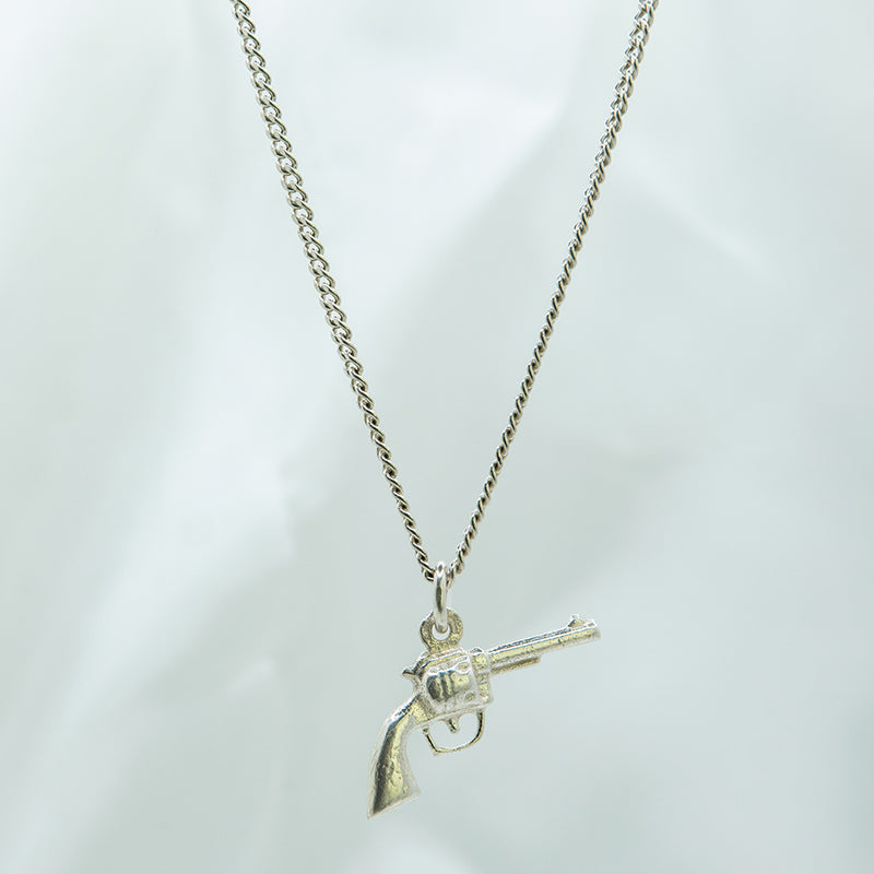 Zilveren ketting met revolver bedel voor jongens.