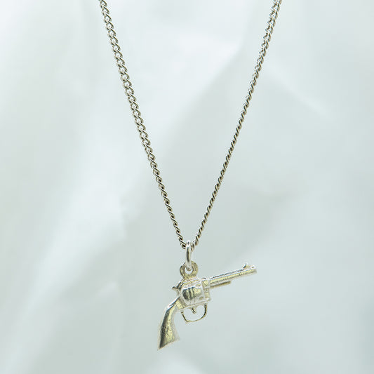 Zilveren ketting met revolver bedel voor jongens.