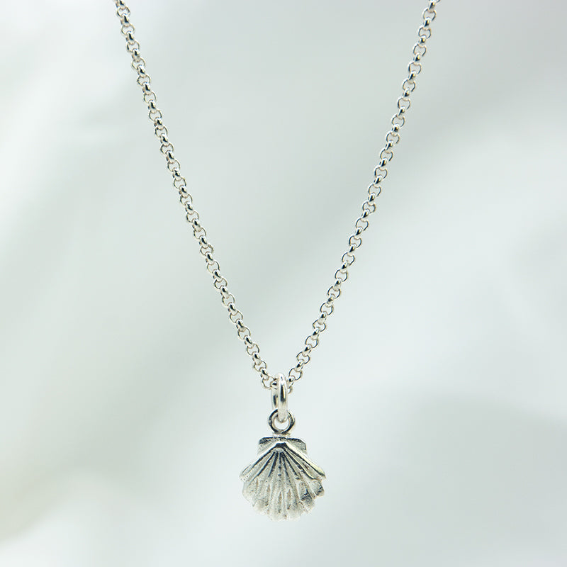 Zilveren ketting met schelp hanger voor kiinderen.