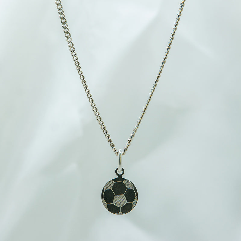Zilveren ketting met voetbal bedel voor jongens.