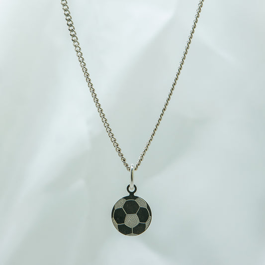 Zilveren ketting met voetbal bedel voor jongens.