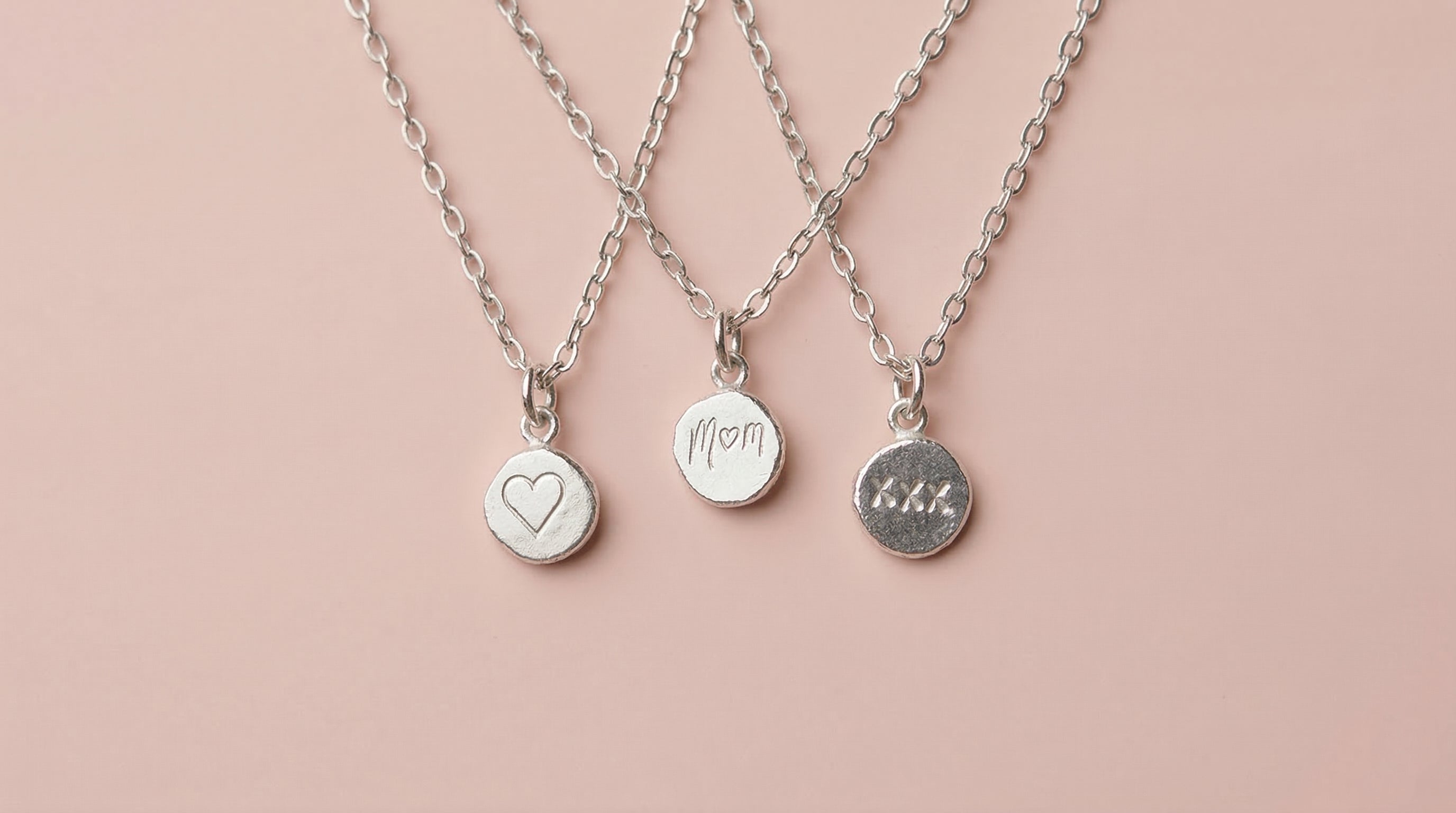 Zilveren Moederdag ketting met hartje, MoM stempel of kusjes handgemaakt cadeau voor mama | MoM with Jewels