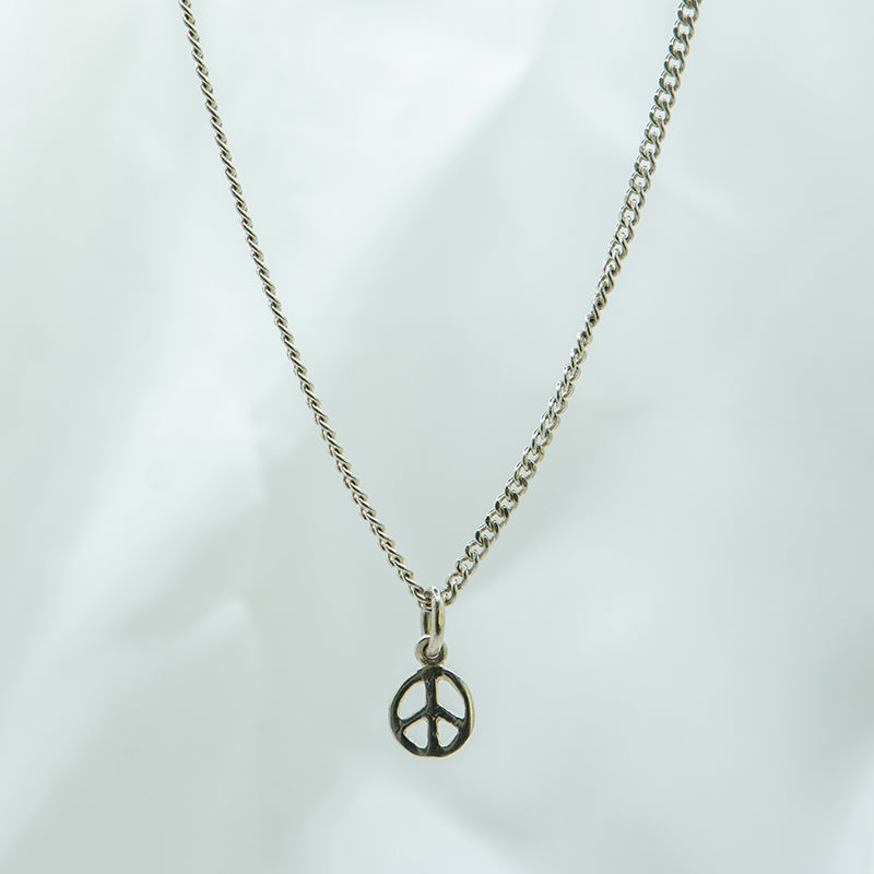 Zilveren jongensketting met peace teken hanger.