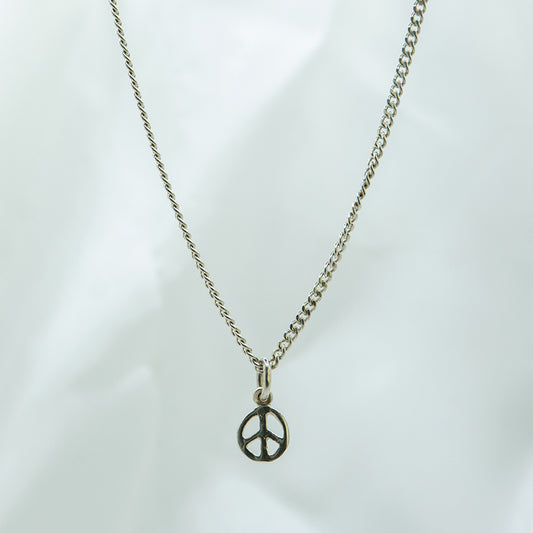 Zilveren jongensketting met peace teken hanger.