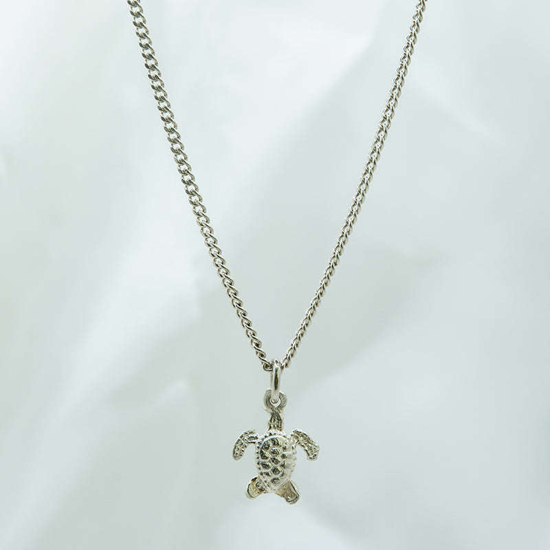 Zilveren ketting met gedetailleerde en massief zilveren schildpad bedel.
