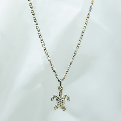 Zilveren ketting met gedetailleerde en massief zilveren schildpad bedel.