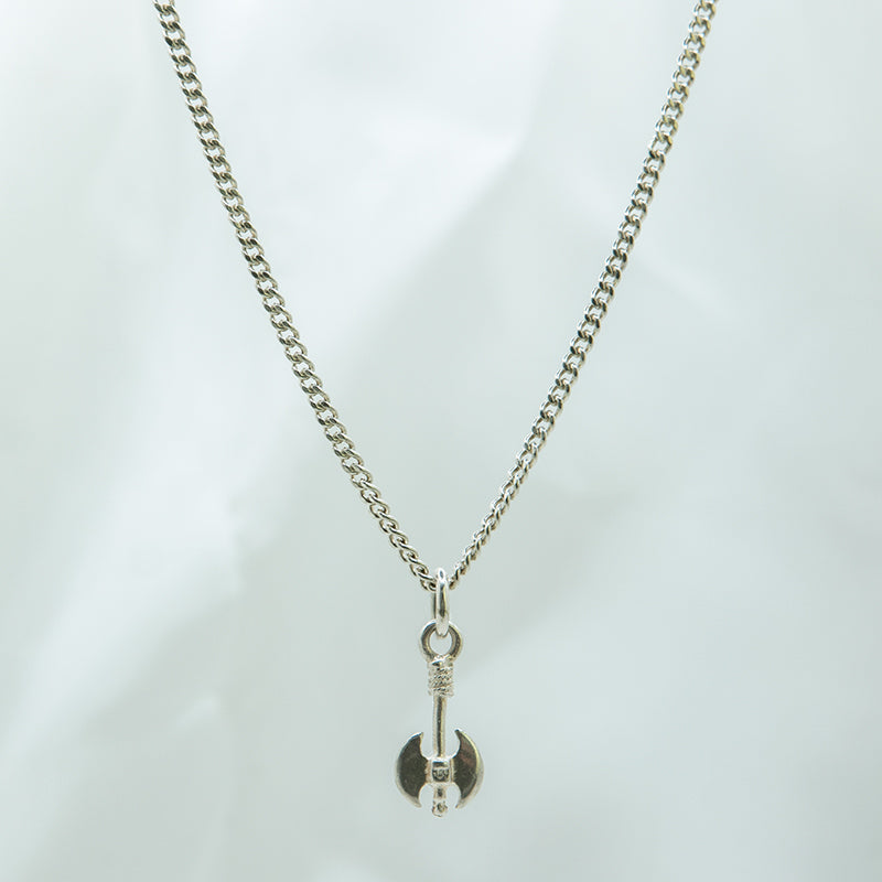 Zilveren ketting met massief zilveren en getailleerde Viking bijl bedel.