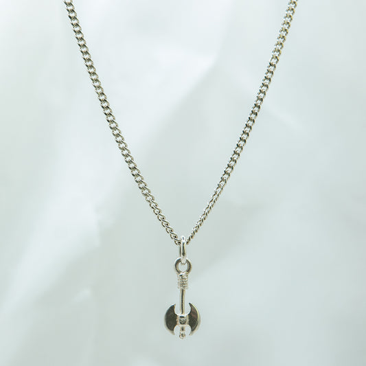 Zilveren ketting met massief zilveren en getailleerde Viking bijl bedel.