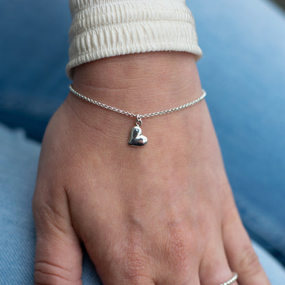 Zilveren armbandje met hartjes hangertje voor vrouwen.