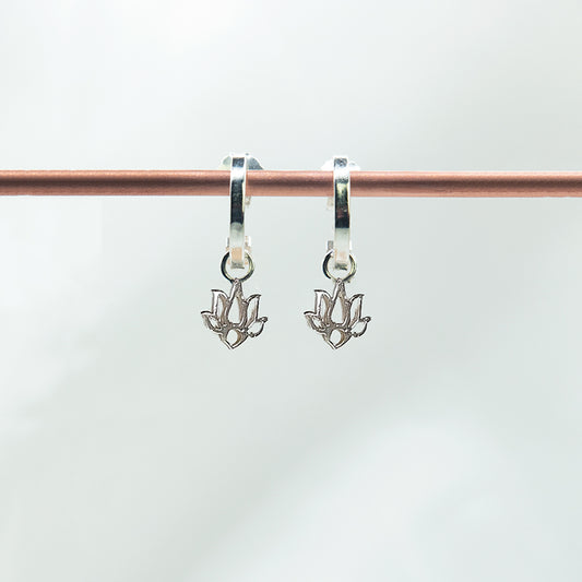 Zilveren Lotus oorbel hangers aan gladde creolen