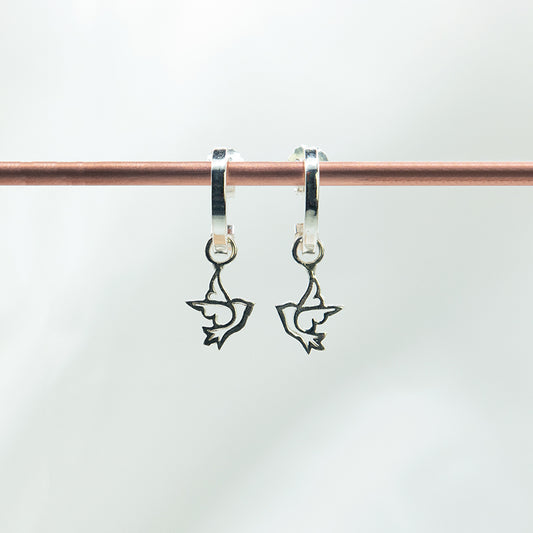Zilveren vredesduif oorbel hangers aan gladde creolen