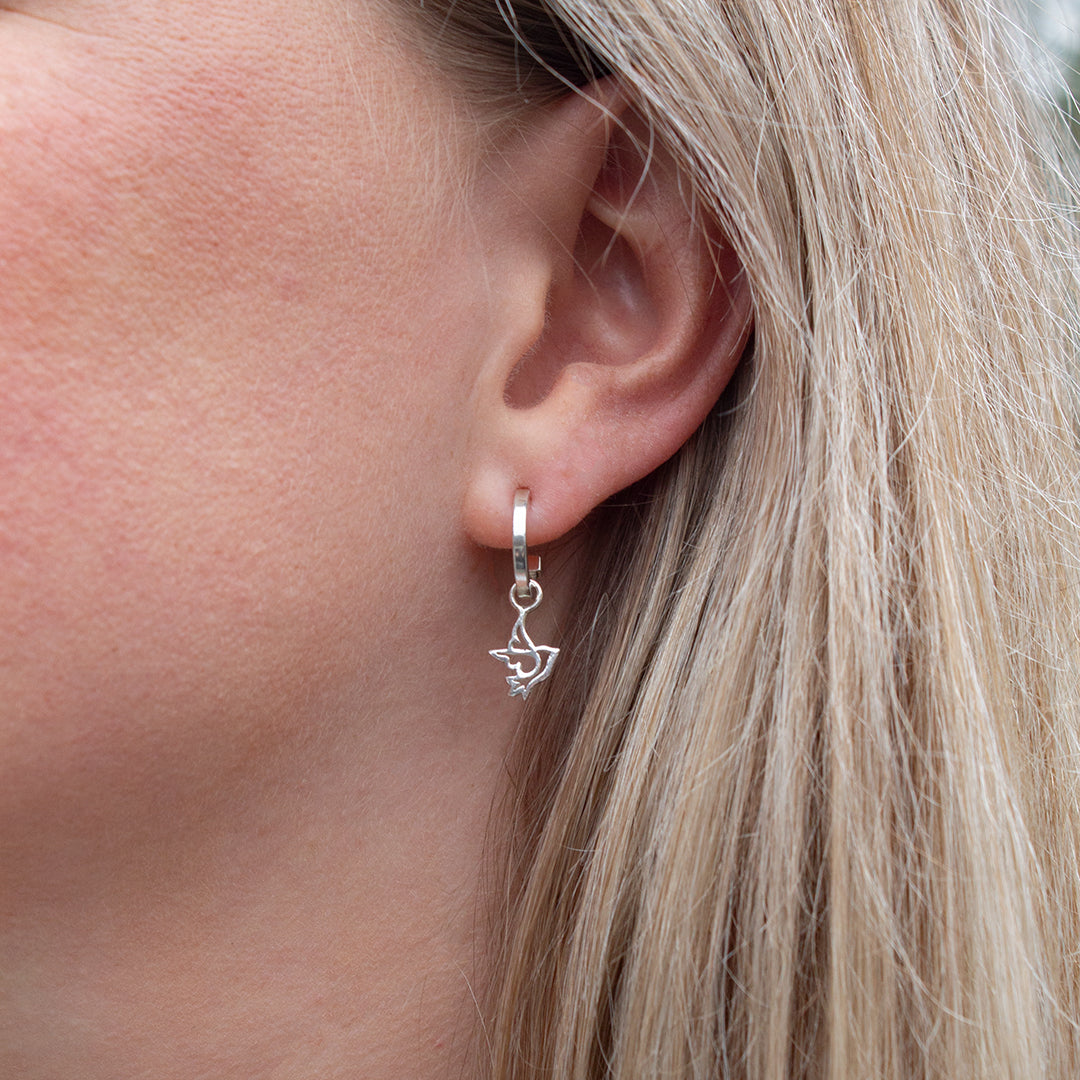 Open gewerkte zilveren vogels voor aan oorringen.