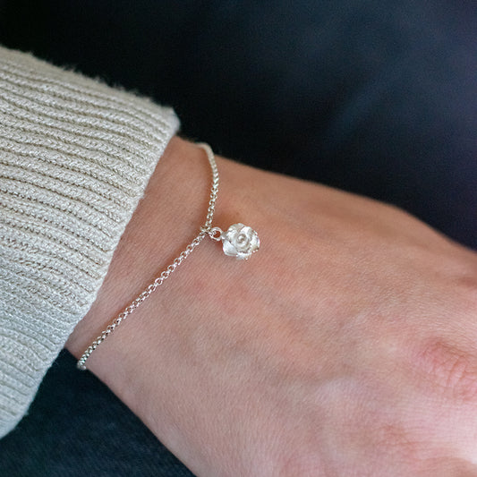 Zilveren armband met handgemaakt en massief zilveren Roosjes bedel.