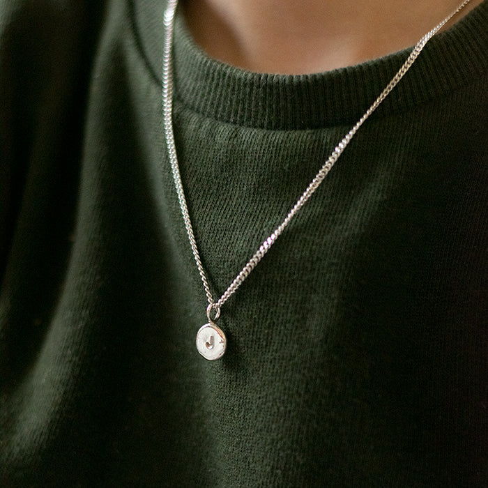 Zilveren jongens ketting- 925 Sterling zilveren kettingen voor kinderen - Gepersonaliseerde kettingen voor kinderen. handgemaakt door MoM with Jewels. Foto credit: @yentl_rhn