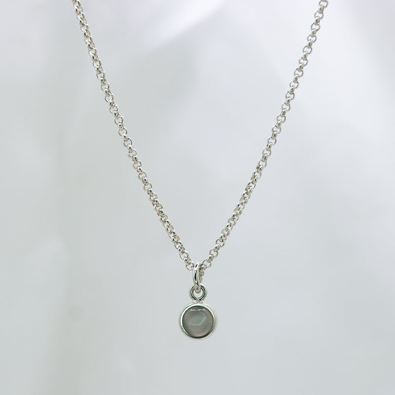 Zilveren ketting met grijze maansteen hanger voor kinderen.