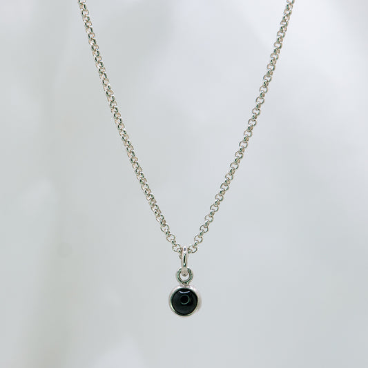 Zilveren ketting met zwarte Onyx hanger voor kinderen.