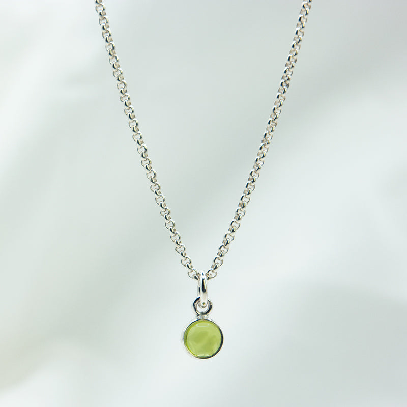 Zilveren ketting met groene peridoot hanger voor  kinderen.
