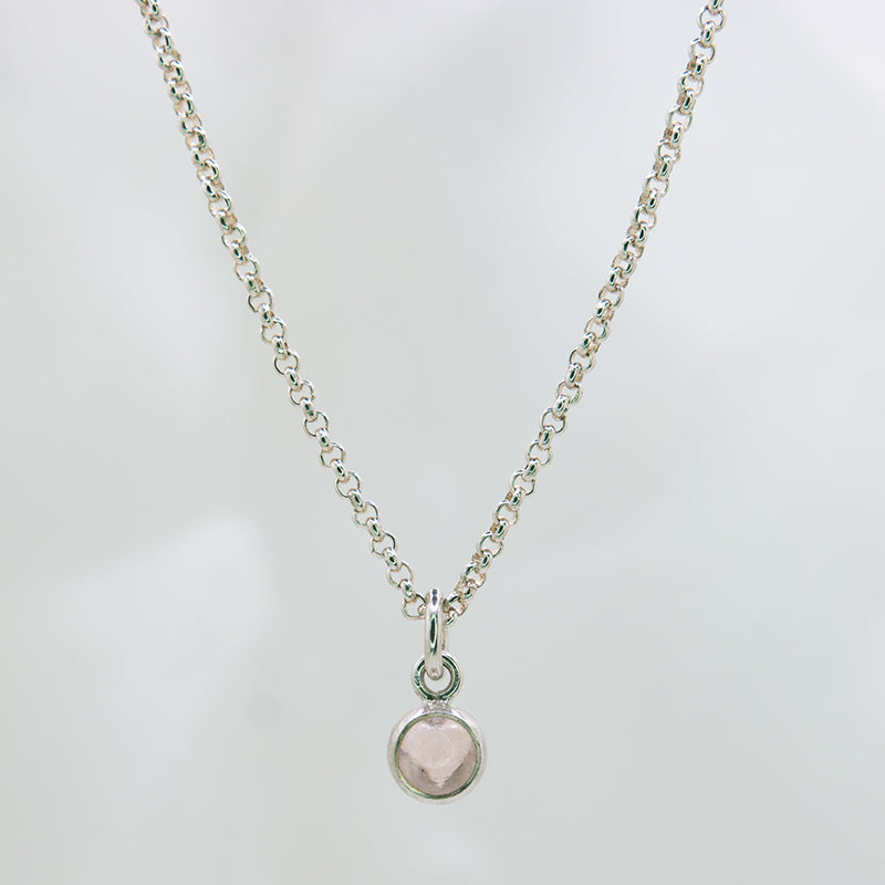Zilveren ketting met Rozenkwarts hanger van 5 mm groot en hart detail aan de achterkant.