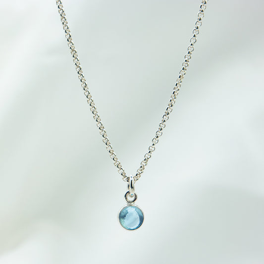 Zilveren ketting met blauwe topaas hanger voor kinderen.