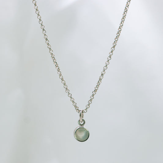 Zilveren ketting met 5 mm, cobochon geslepen, witte Maansteen in zilveren hanger met hart detail aan de achterkant.