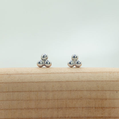 Zilveren oorbellen met drie bolletjes. 