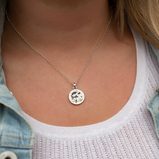 Ketting met zilveren maan hanger met maanoppervlak en personalisatie .