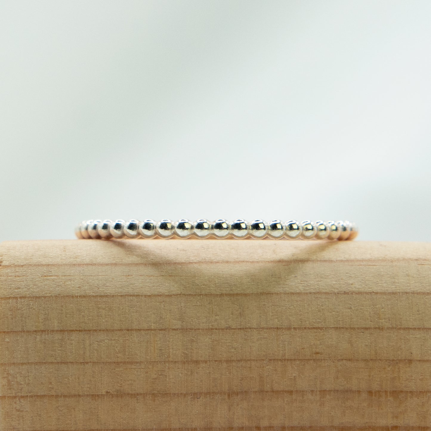 Zilveren ring met bolletjes patroon.