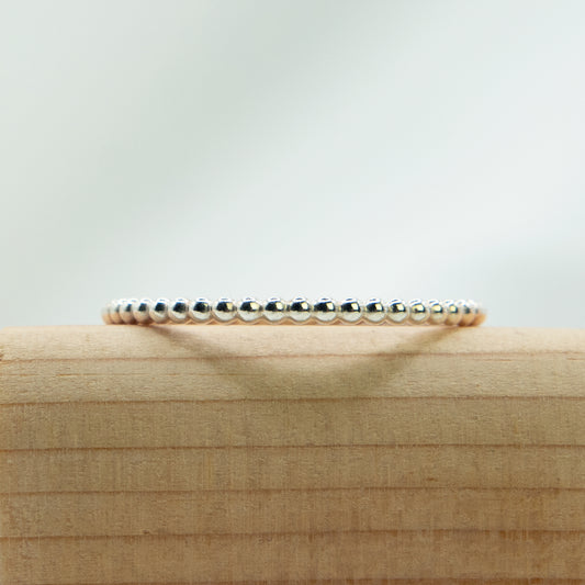 Zilveren ring met bolletjes patroon.