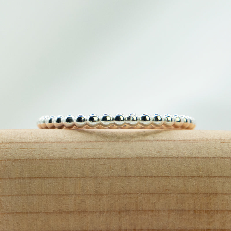 Zilveren ring met bolletjes patroon.