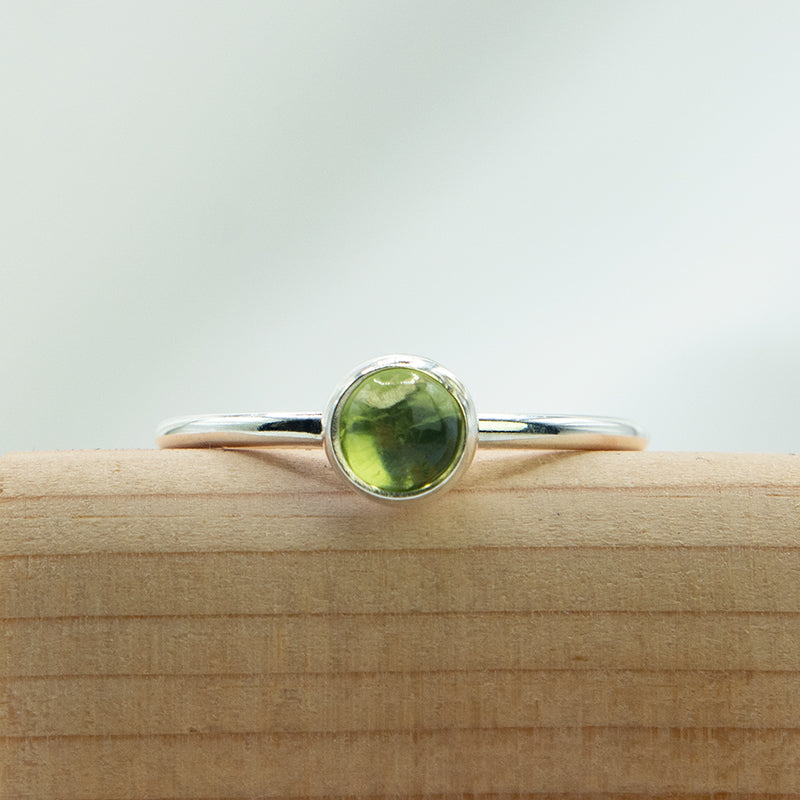 Zilveren stapelring met Peridoot edelsteen.