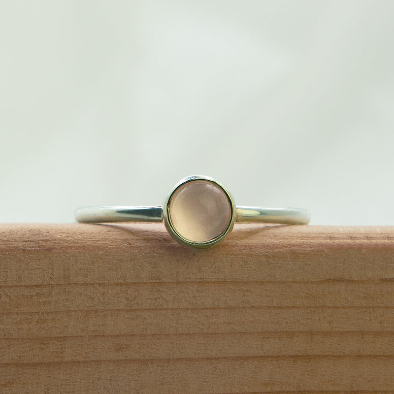 Handgemaakte zilveren ring met Rozenkwarts edelsteen.