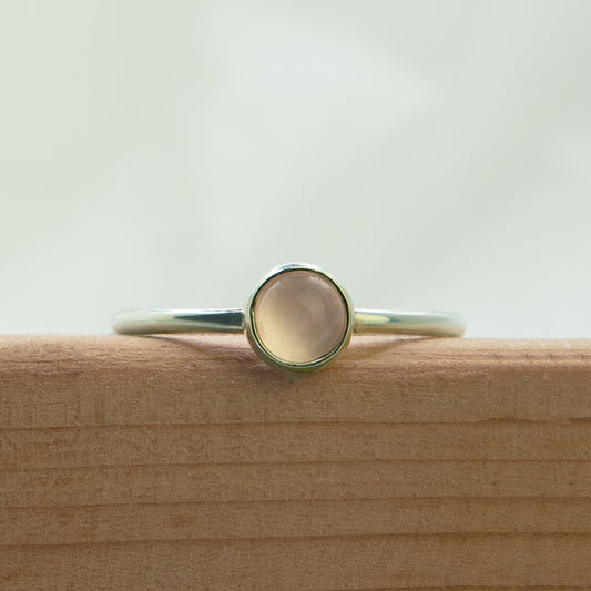 Handgemaakte zilveren ring met Rozenkwarts edelsteen.