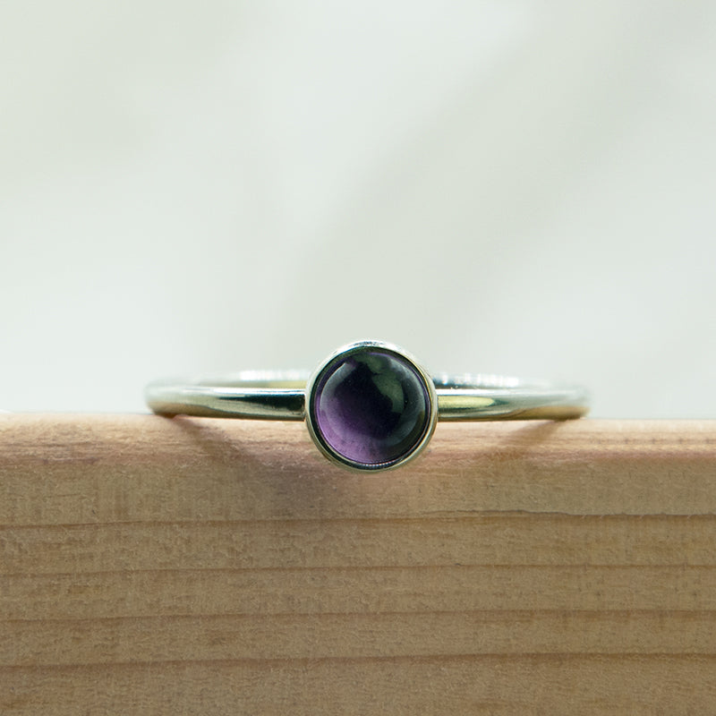 Zilveren stapelring met paarse Amethist.